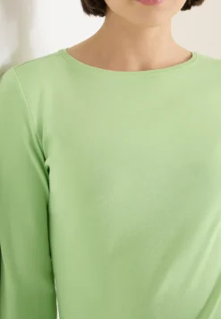 Shirt mit U-Boot-Ausschnitt
