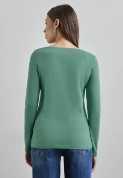 Shirt mit U-Boot-Ausschnitt