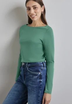Shirt mit U-Boot-Ausschnitt