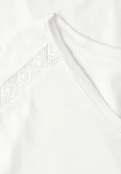 Shirt mit V-Neck und Crochet-Details