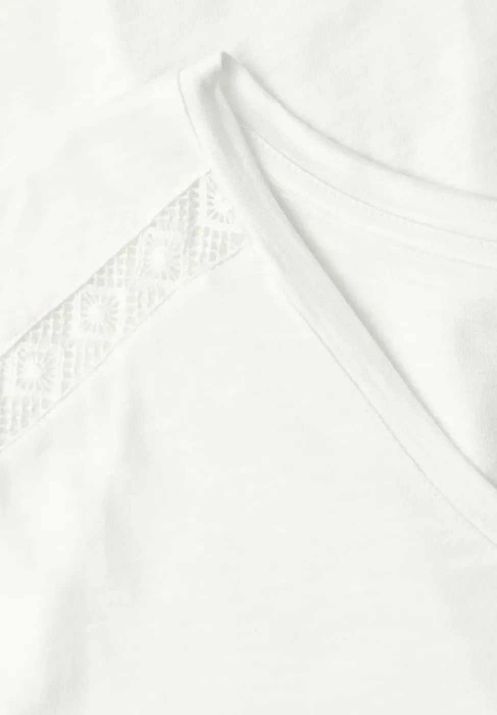 Shirt mit V-Neck und Crochet-Details