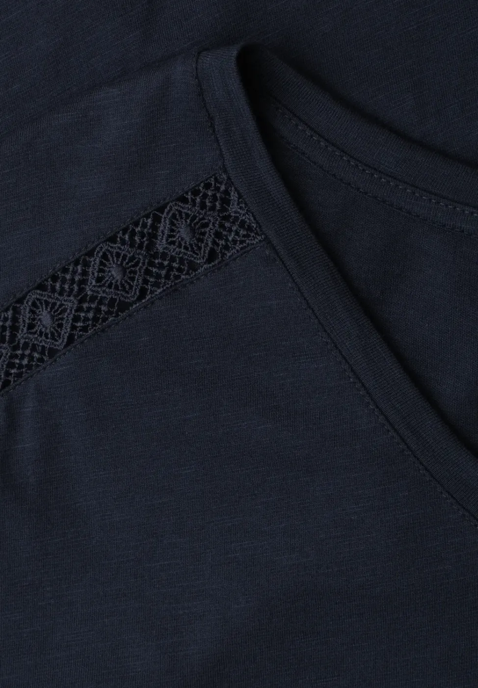 Shirt mit V-Neck und Crochet-Details