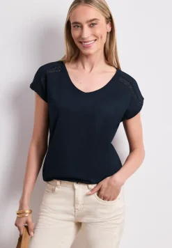 Shirt mit V-Neck und Crochet-Details