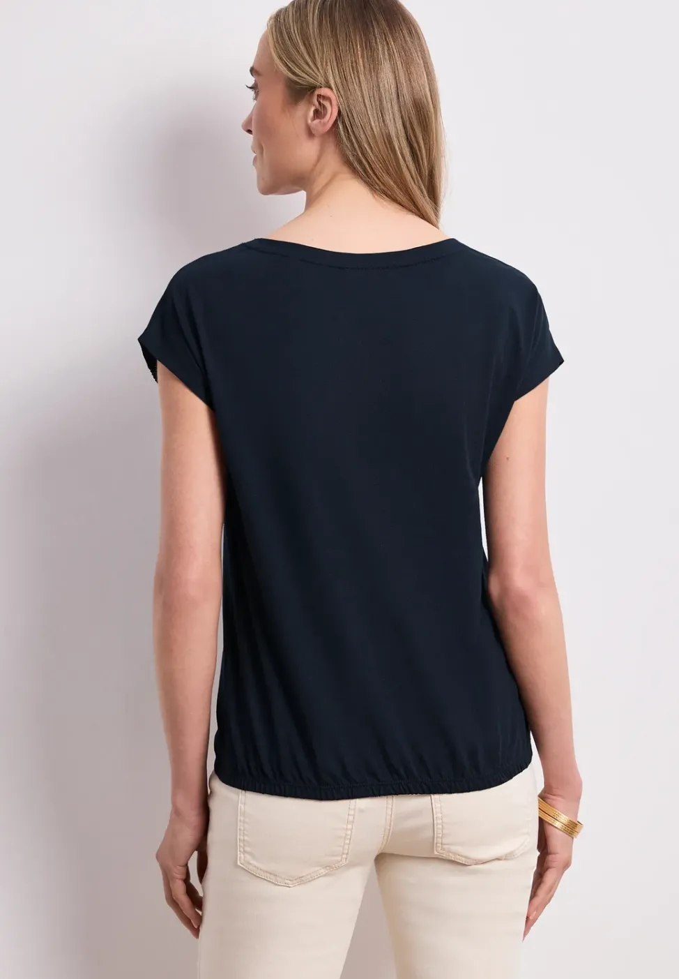 Shirt mit V-Neck und Crochet-Details