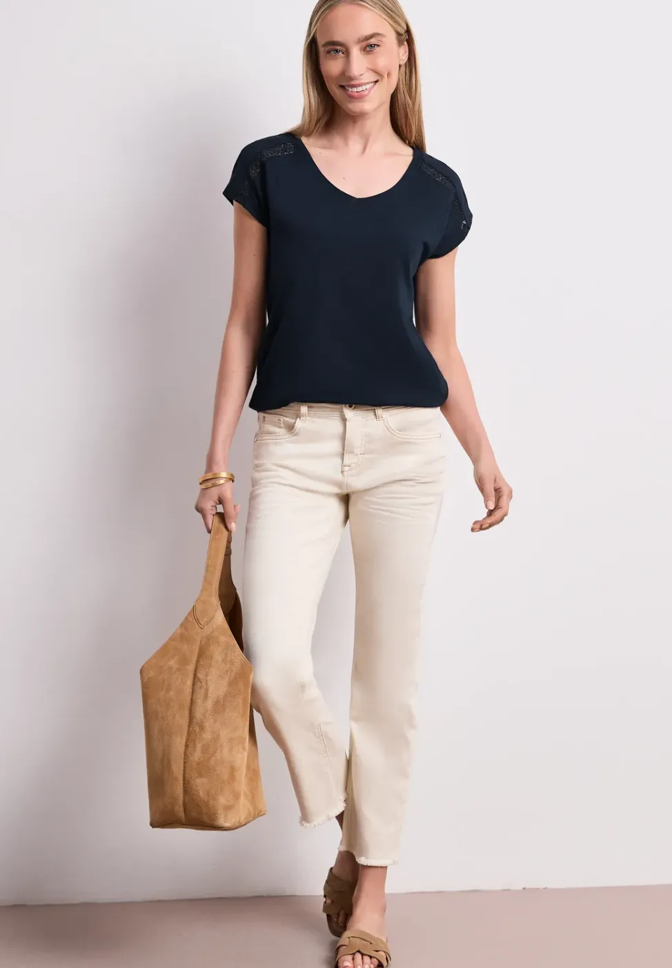 Shirt mit V-Neck und Crochet-Details