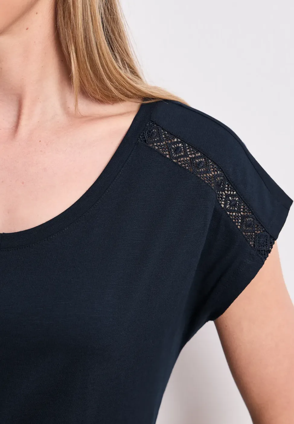 Shirt mit V-Neck und Crochet-Details