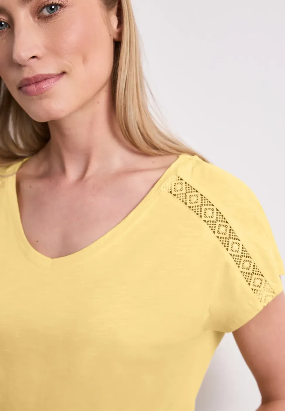 Shirt mit V-Neck und Crochet-Details