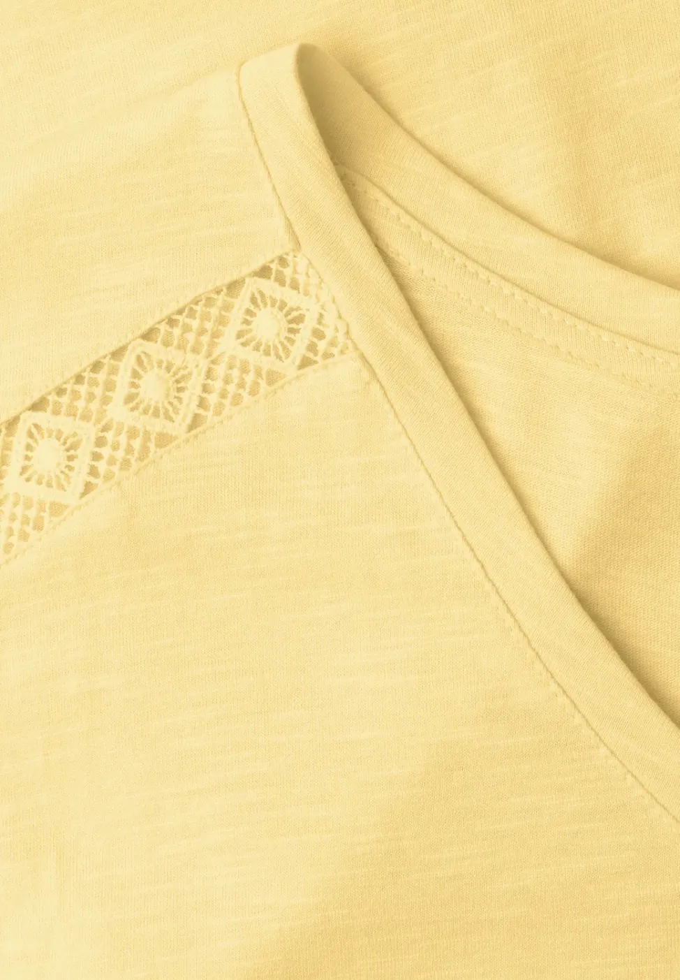 Shirt mit V-Neck und Crochet-Details