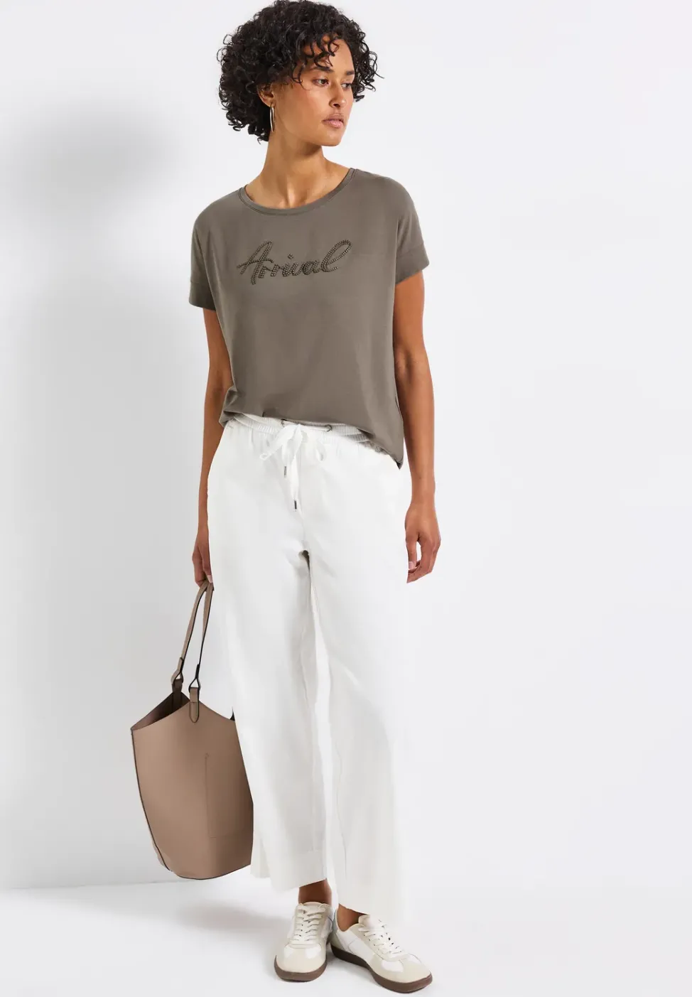 Shirt mit Wording-Stickerei
