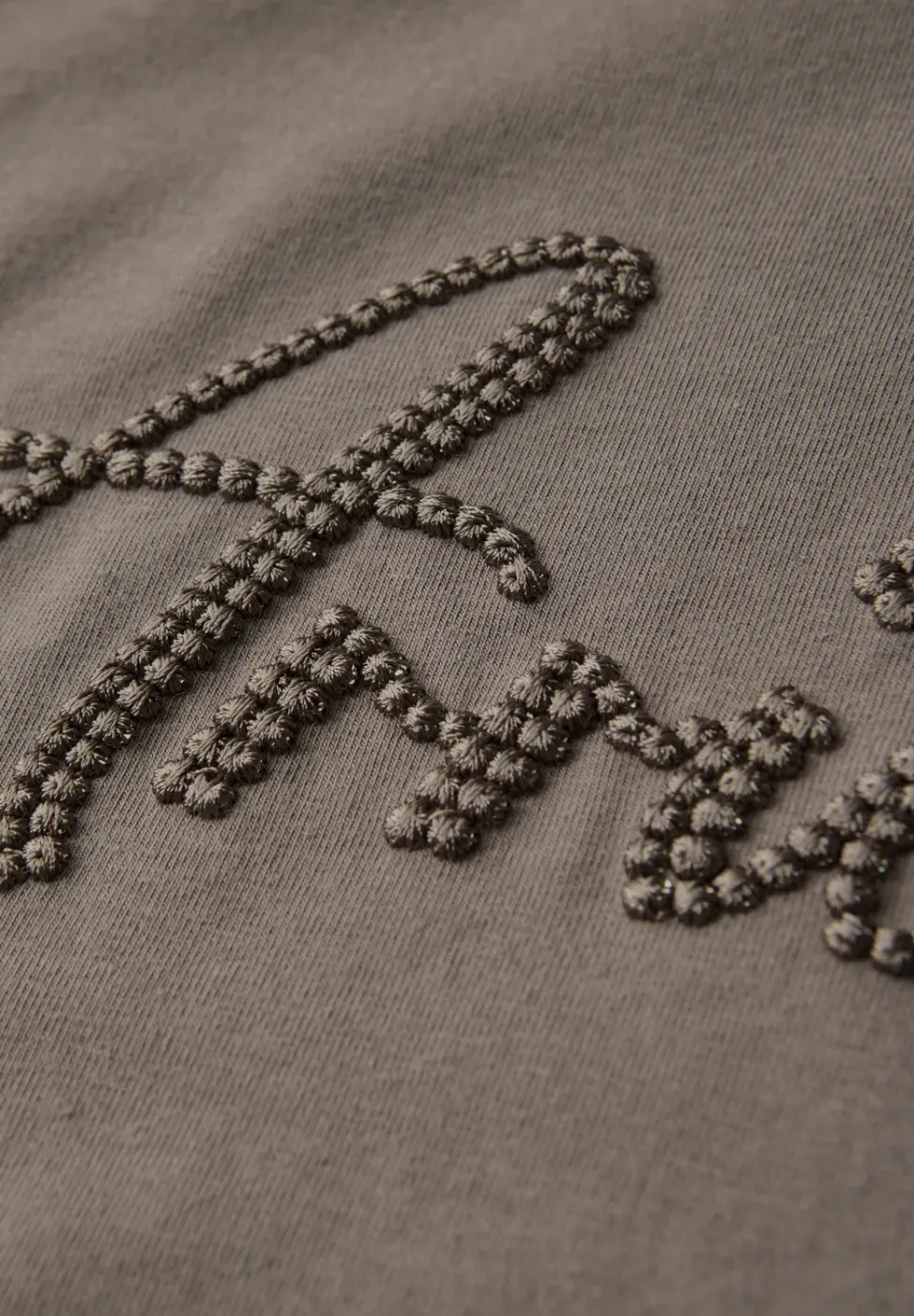 Shirt mit Wording-Stickerei