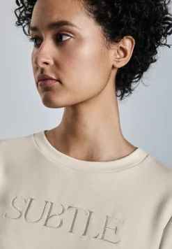Shirt mit Wording-Stickerei