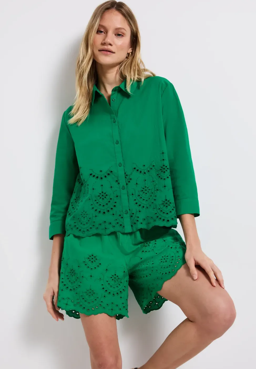 Shorts mit Stickerei