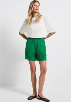 Shorts mit Stickerei