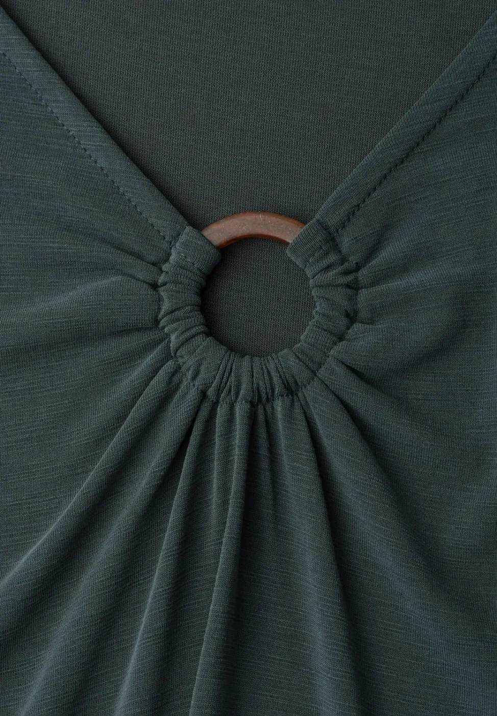 Silk-Look Shirt mit V-Neck und Deko-Detail