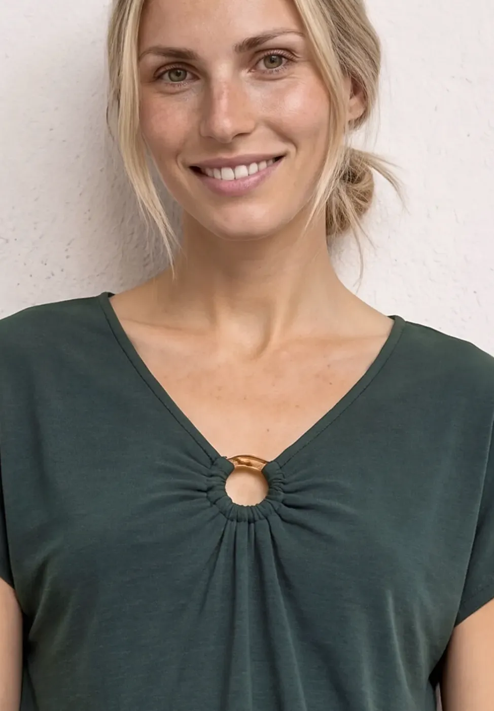 Silk-Look Shirt mit V-Neck und Deko-Detail