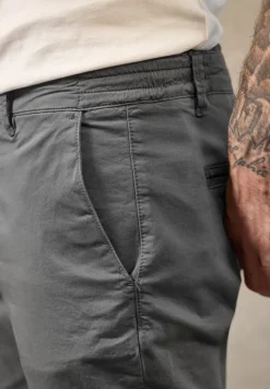 Slim Leg Chino mit Stretchbund