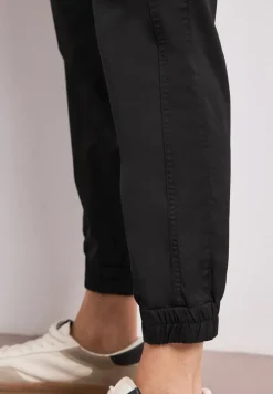 Slim Leg Hose in leichter Qualität