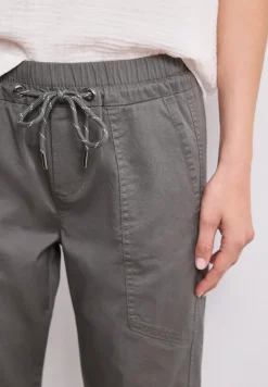 Slim Leg Hose in leichter Qualität