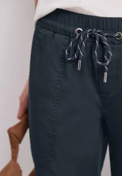 Slim Leg Hose in leichter Qualität