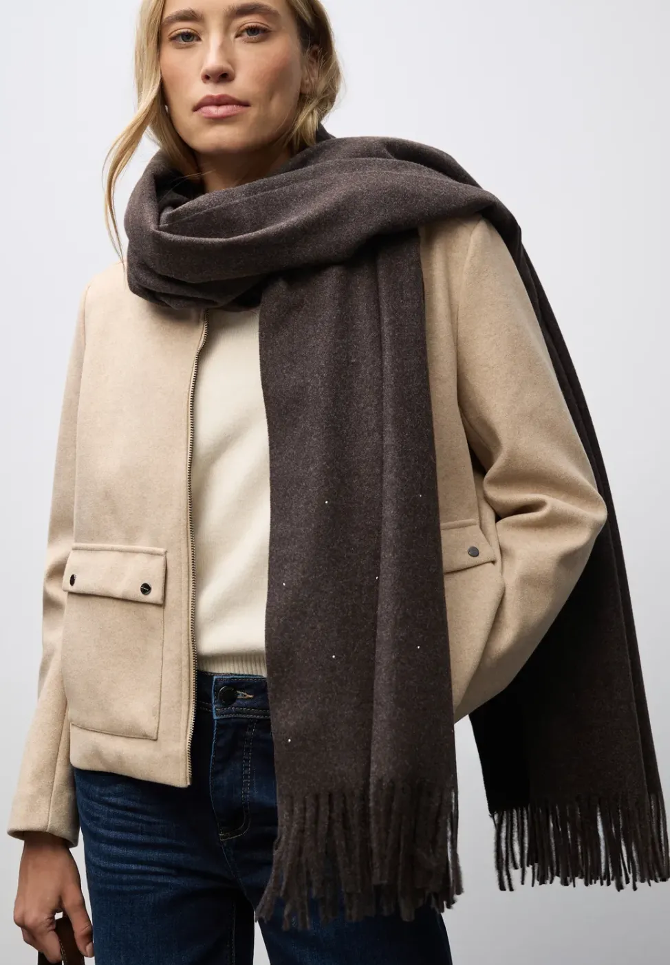 Softer Schal mit Dekosteinen