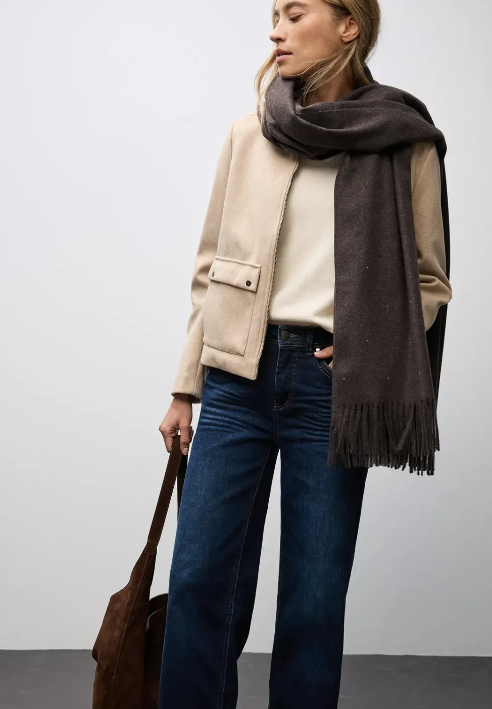 Softer Schal mit Dekosteinen