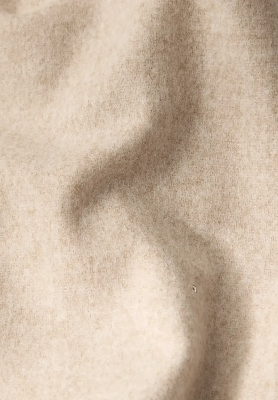 Softer Schal mit Dekosteinen