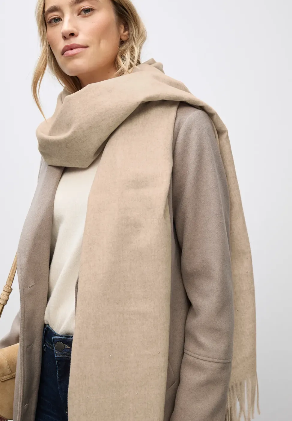 Softer Schal mit Dekosteinen