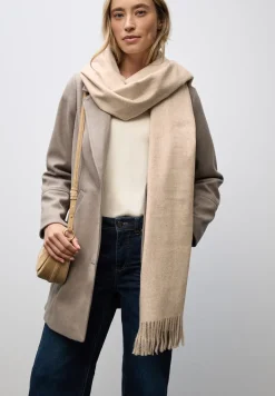 Softer Schal mit Dekosteinen