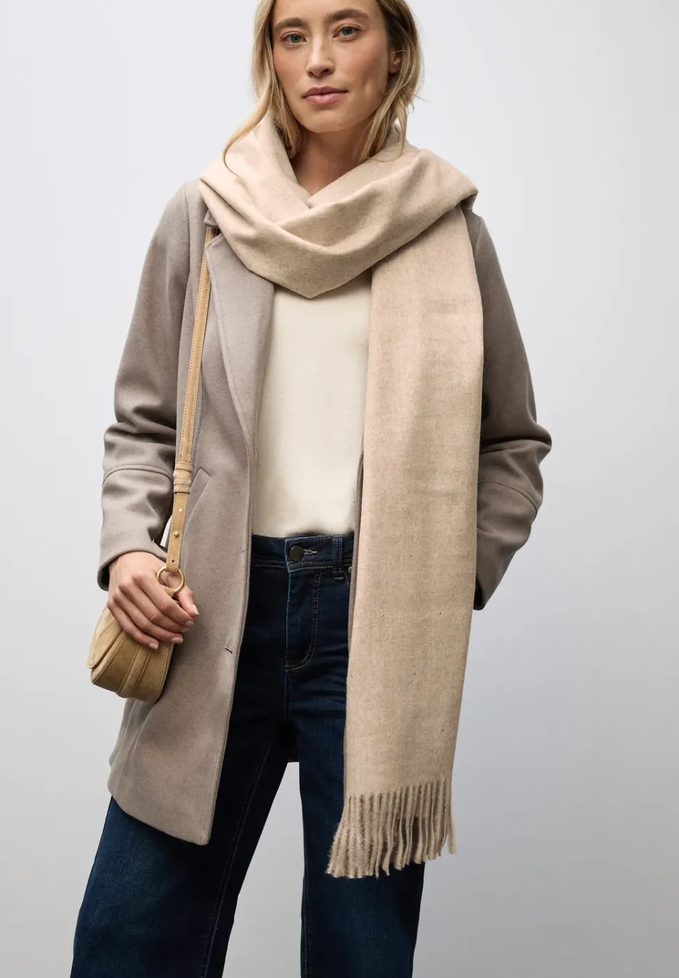 Softer Schal mit Dekosteinen