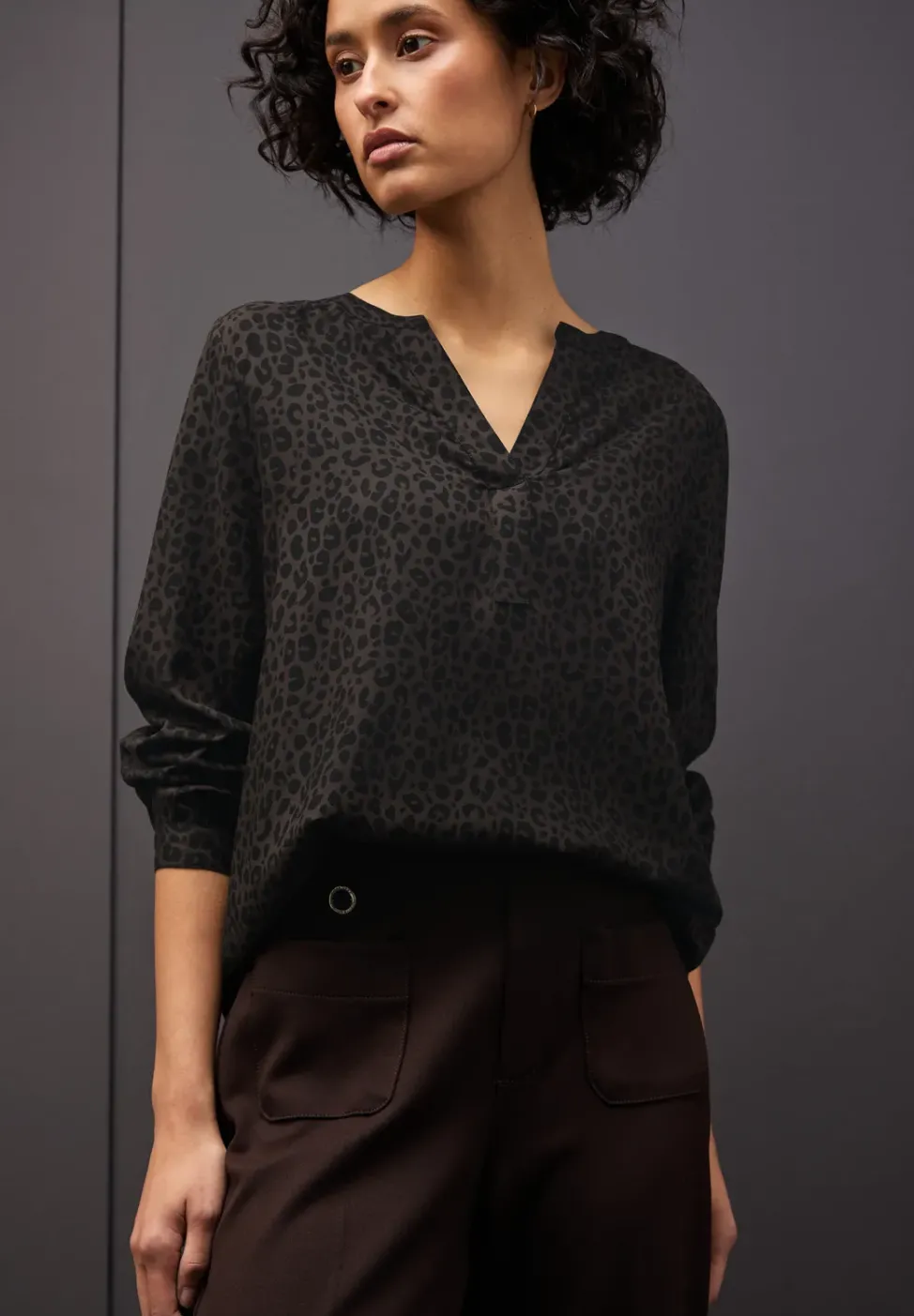 Split Neck Leo Bluse