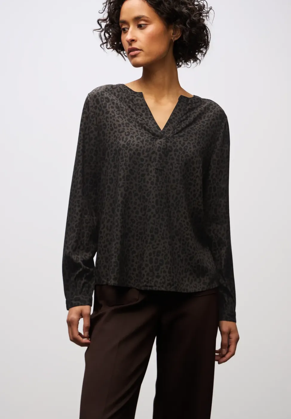 Split Neck Leo Bluse