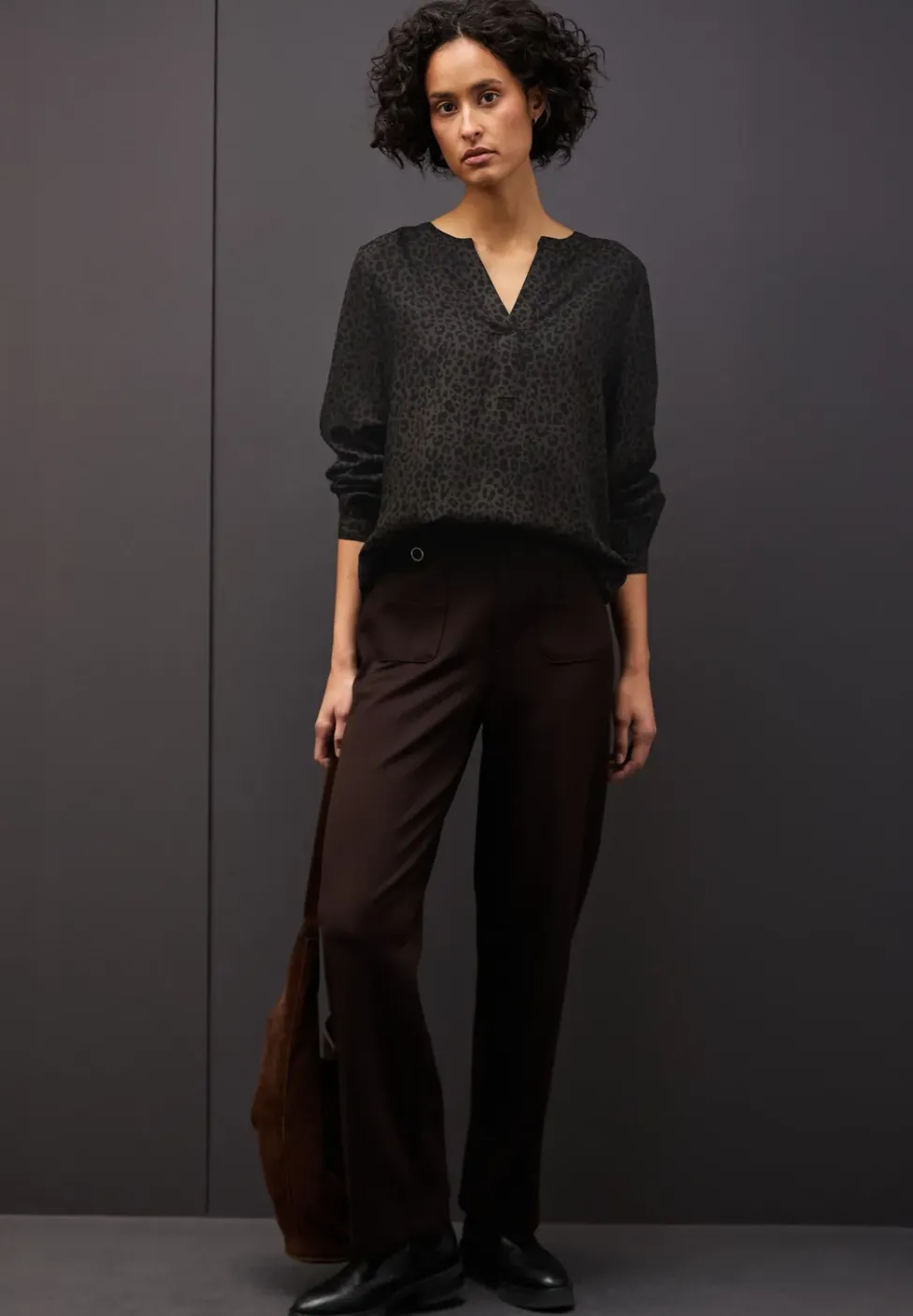 Split Neck Leo Bluse
