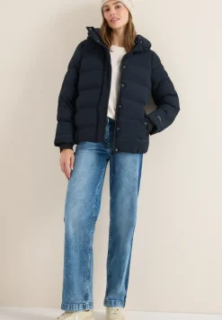 Sportive Jacke mit Kapuze
