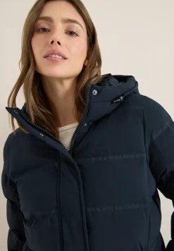 Sportive Jacke mit Kapuze