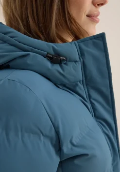 Sportive Jacke mit Kapuze