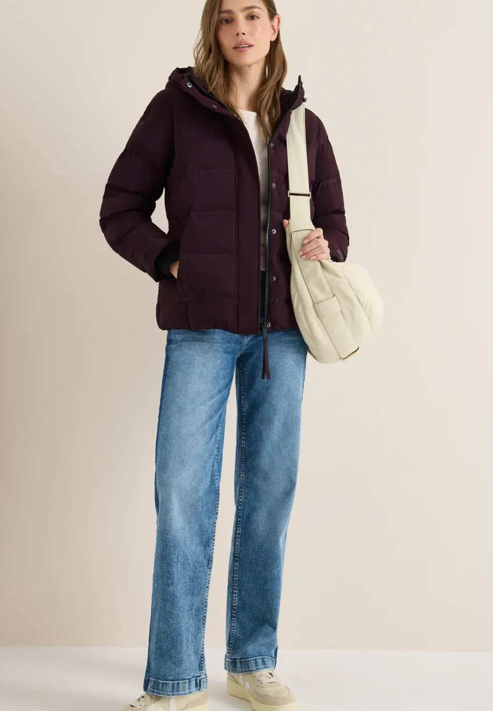 Sportive Jacke mit Kapuze
