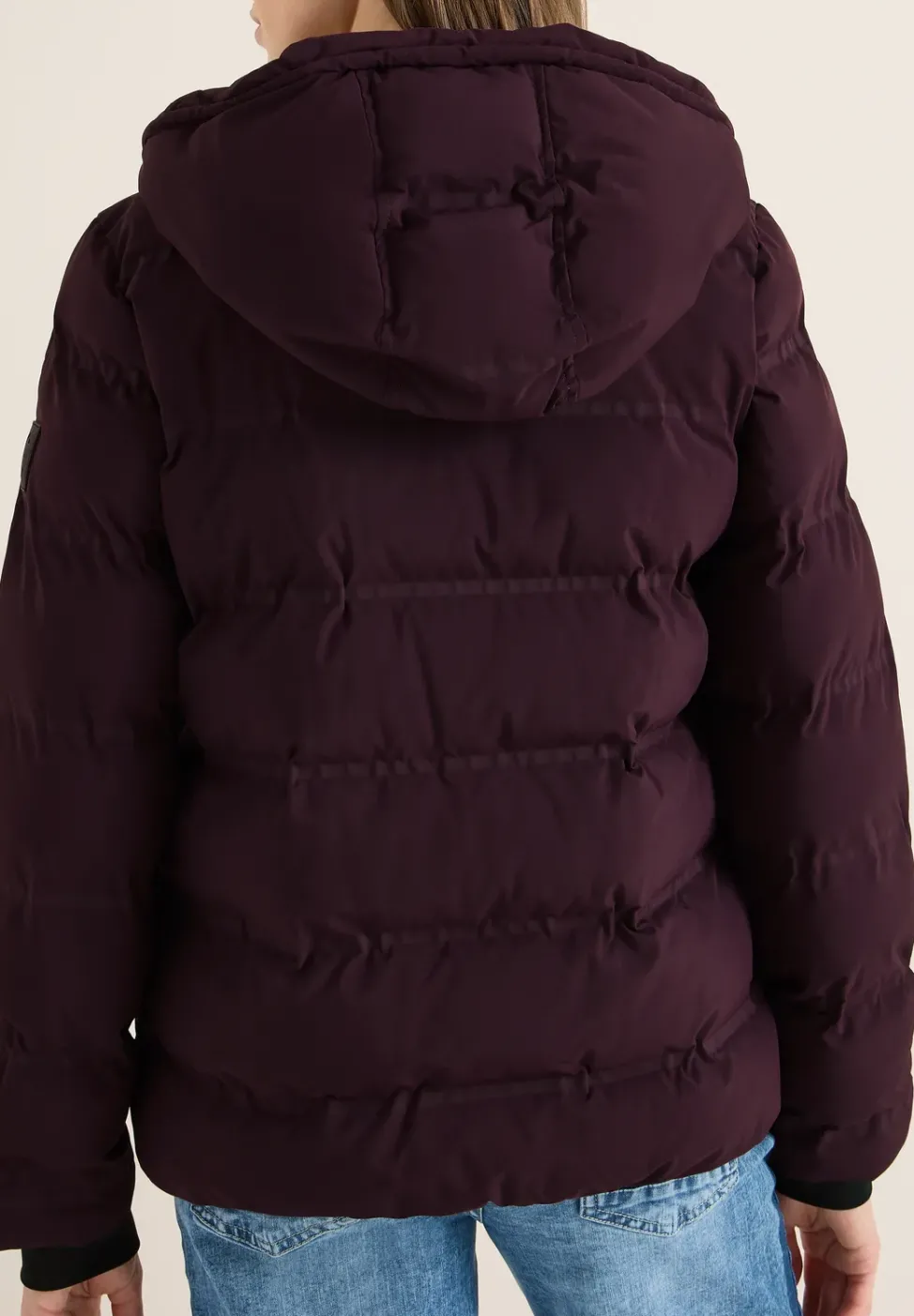 Sportive Jacke mit Kapuze