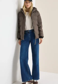 Sportive Jacke mit Kapuze