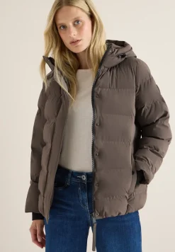 Sportive Jacke mit Kapuze