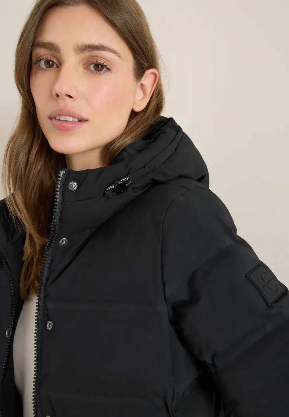 Sportive Jacke mit Kapuze