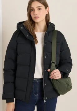 Sportive Jacke mit Kapuze