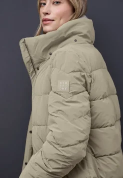 Steppjacke mit Strickdetails