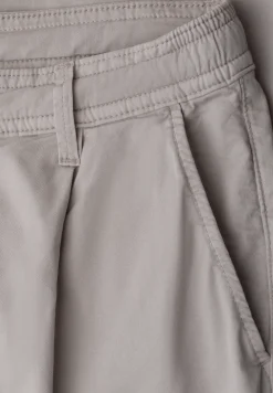 Straight Leg Chino in leichter Qualität