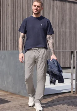 Straight Leg Chino in leichter Qualität