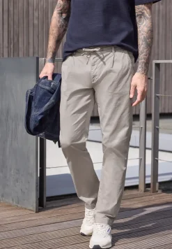 Straight Leg Chino in leichter Qualität
