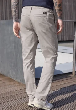Straight Leg Chino in leichter Qualität