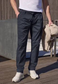 Straight Leg Chino in leichter Qualität