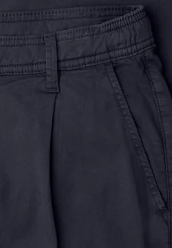 Straight Leg Chino in leichter Qualität