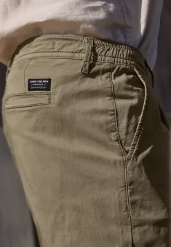 Straight Leg Chino in leichter Qualität