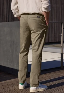 Straight Leg Chino in leichter Qualität